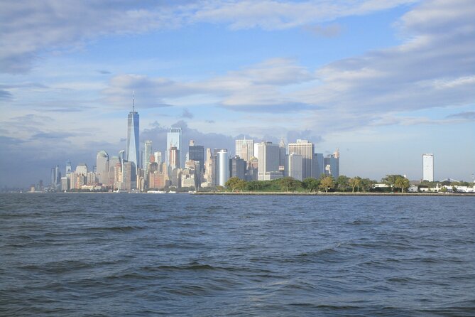 2.5-hour Guided Sailboat Tour - Sailing the Hudson toward One World Trade Center