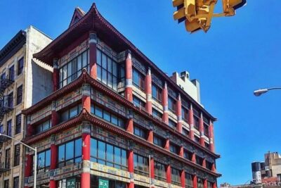 3 New York Neighborhoods Semi-Private Tour : SoHo, Chinatown and Little Italy - Chinatown’s Big Moves: Temple, Doyers Street, and a Dim Sum Stop