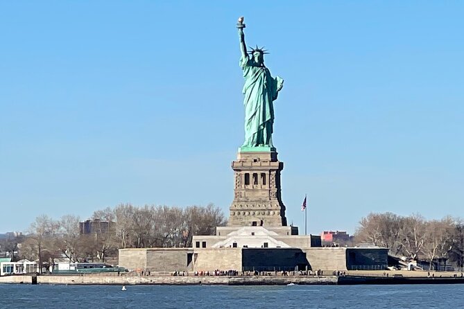 6 hour Bus tour and 1 hour Boat Ride by the Statue of Liberty - The 9:30am Start and the Broadway Meeting Point Reality