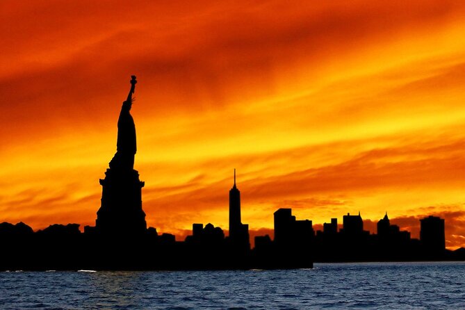 60-minute Sunset Skyline Cruise around Statue of Liberty - Manhattan on both sides: what you actually see from the water