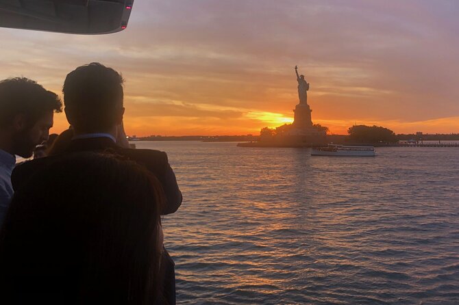 60-minute Sunset Skyline Cruise around Statue of Liberty - Onboard comfort: indoor vs outdoor seating and the cash bar