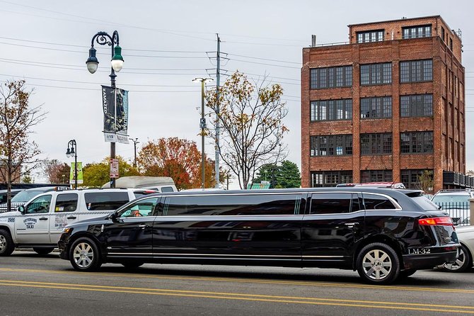 Airport luxury arrival ride by SUV, Sedan, Minibus or Limousine - The ride experience: smooth driving, music, and the small details