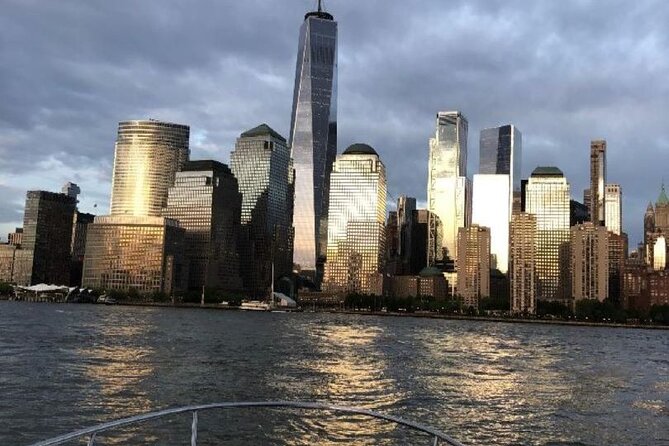 Best Private Luxury Sunset Boat Tour in New York City - 1 Hour - Who should book this: the best fit for couples and small groups