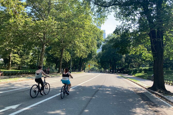 Bike Rental-Easy GO NYC - Crossing the Brooklyn Bridge by Bike Path: East River Views Without the Hassle