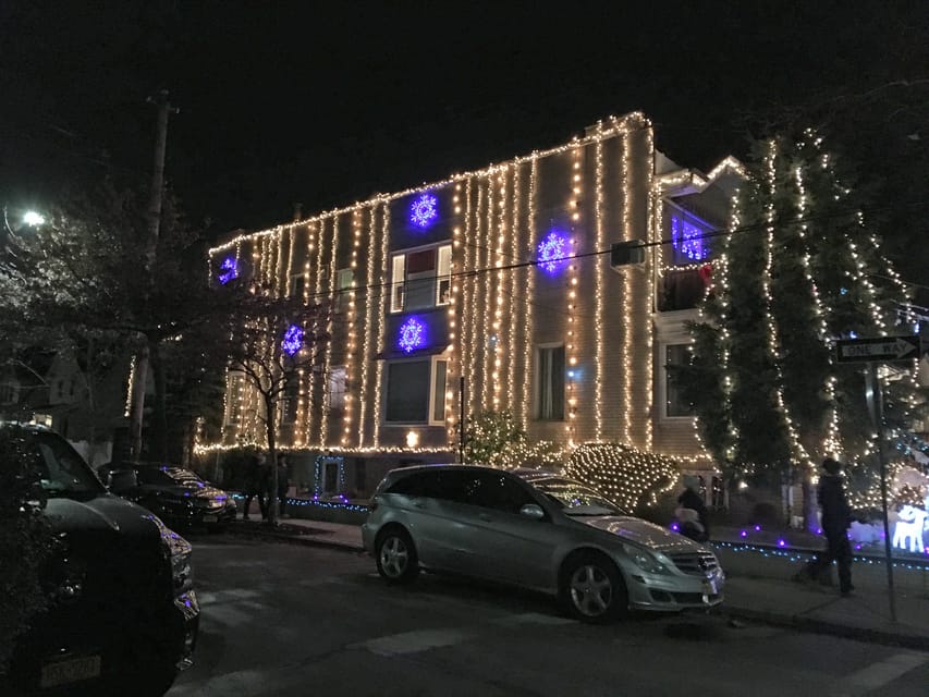 Brooklyn: 1.5-Hour Dyker Heights Christmas Walking Tour - Food, hot drinks, and what to do before you go