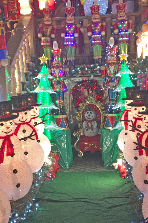 Brooklyn: 1.5-Hour Dyker Heights Christmas Walking Tour - Meet at Gigi’s Bakery: the best way to start without getting lost