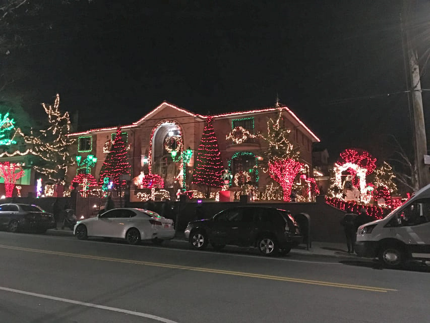 Brooklyn: 1.5-Hour Dyker Heights Christmas Walking Tour - 75 minutes of guided light viewing: what you actually see
