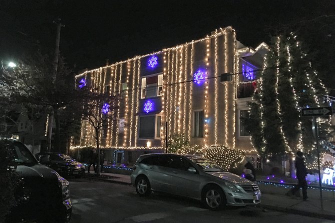 Brooklyn Christmas Lights Walking Tour at Dyker Heights - Why the Guide Matters: Stories, Humor, and House Spotting