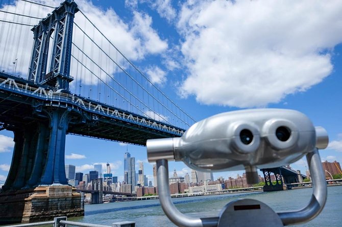 Brooklyn Heights, DUMBO and Brooklyn Bridge guided tour in French - DUMBO’s cobbled walk: art galleries, tech startups, and the industrial-to-modern story