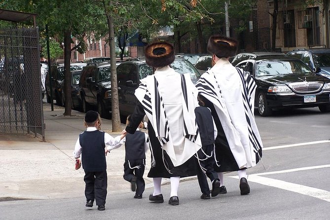 Brooklyn, Queens, and the Bronx Contrastes Tour in Spanish - Williamsburg: hipster energy plus a Hasidic community reality check