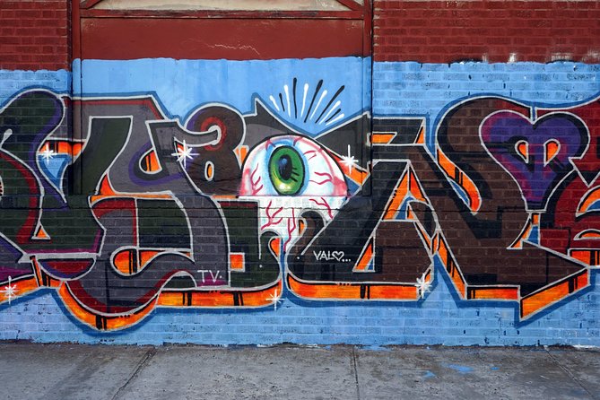 Brooklyn, Queens, and the Bronx Contrastes Tour in Spanish - Bushwick Collective: street art that turns a photo stop into a mood shift