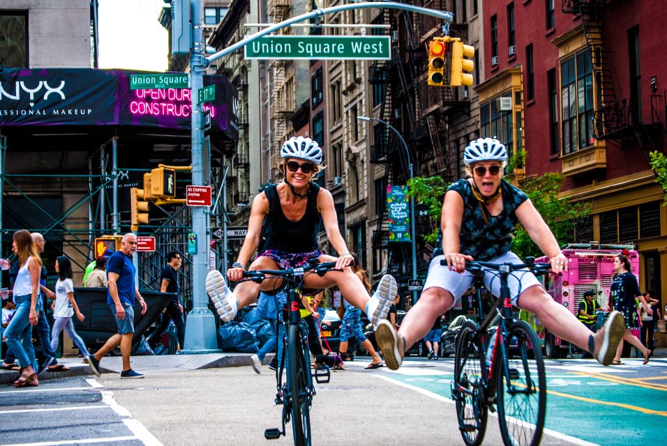Brooklyn: Sightseeing Bike Tour with Local Guide - Starting at Lockaway Self Storage: quick logistics, then motion