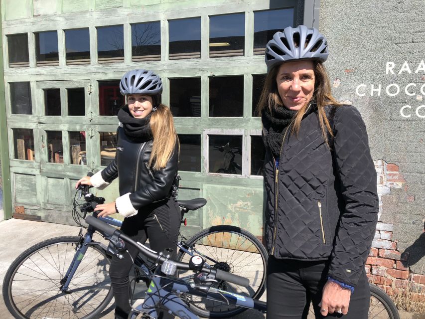 Brooklyn: Sightseeing Bike Tour with Local Guide - Bikes, helmets, and how the ride feels in practice