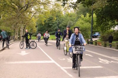 Central Park Bike Tour in French or English - The ride setup: hybrid bike comfort and a smart pace