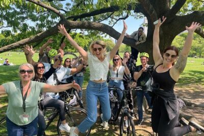 Central Park Bike Tour in Spanish or English - Your ride setup: hybrid bike, bike bag, and mandatory helmet