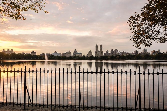 Central Park Guided Walking Tour in French - Jacqueline Kennedy reservoir: a calmer stop with big meaning