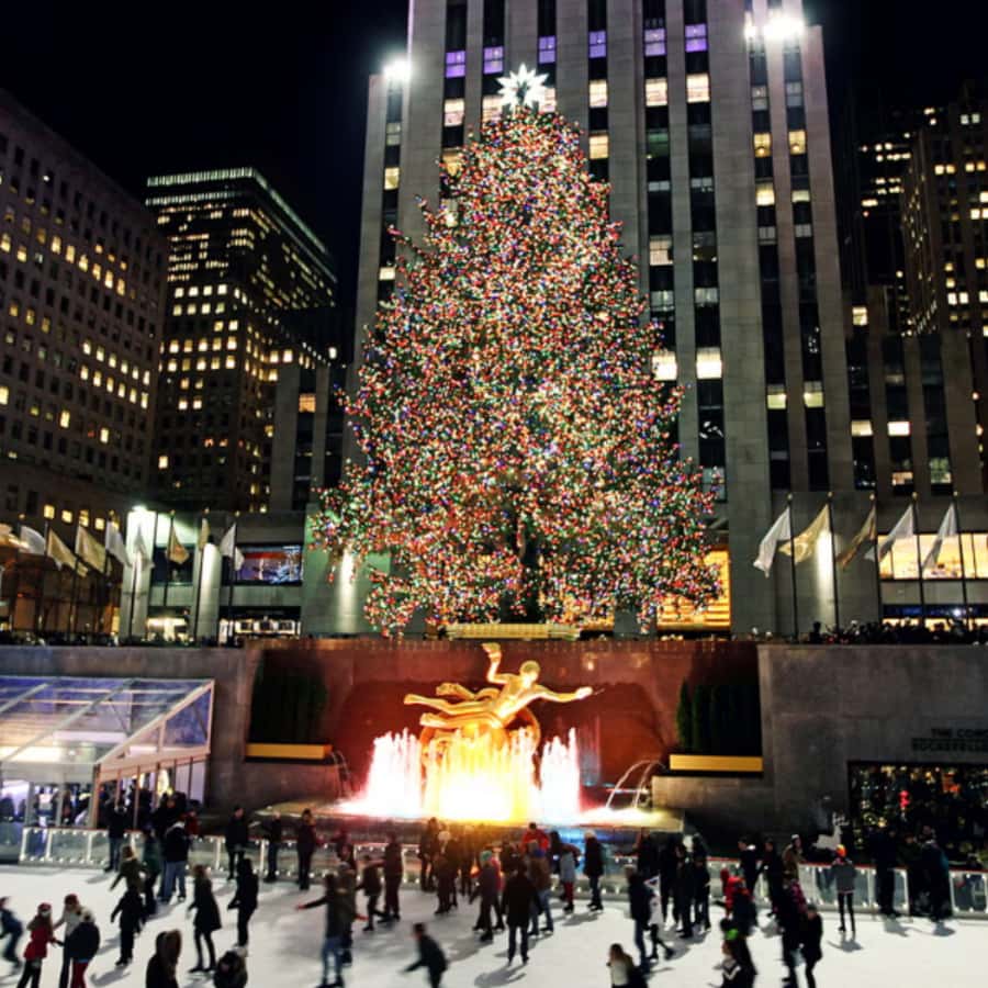 Christmas in New York: Holiday Lights&Rockefeller Tree Tour - Empire State Building Glow: Red and Green From the Street