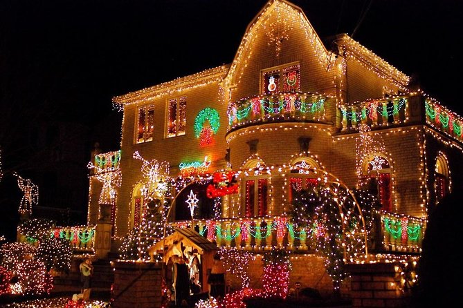Dyker Heights Christmas Lights and NYC Skyline View Bus Tour - Brooklyn Bridge Park: Skyline Photos Without the Chaos