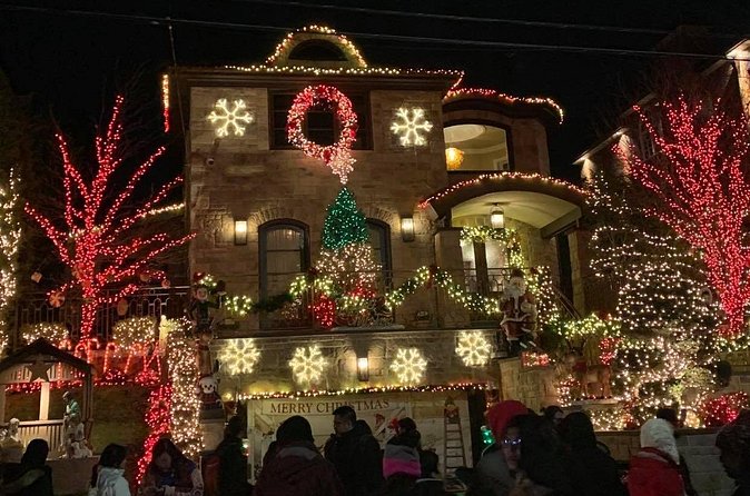 Dyker Heights Christmas Lights Tour - Fulton Ferry Landing: the skyline and Brooklyn Bridge photo stop