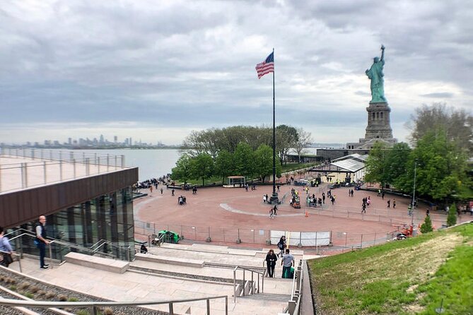 Easy Access Statue of Liberty and Brooklyn Bridge Discovery Tour - Up close with Lady Liberty: photos plus a guided story