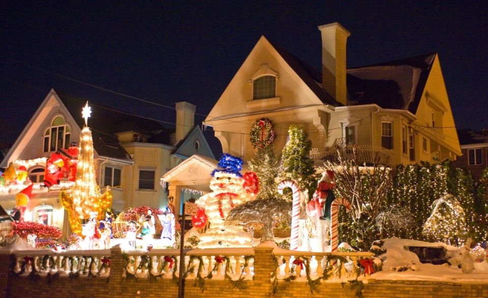 From Manhattan: 4-Hour Christmas Lights Luxury Bus Tour - Lower Manhattan Views From the Brooklyn Side