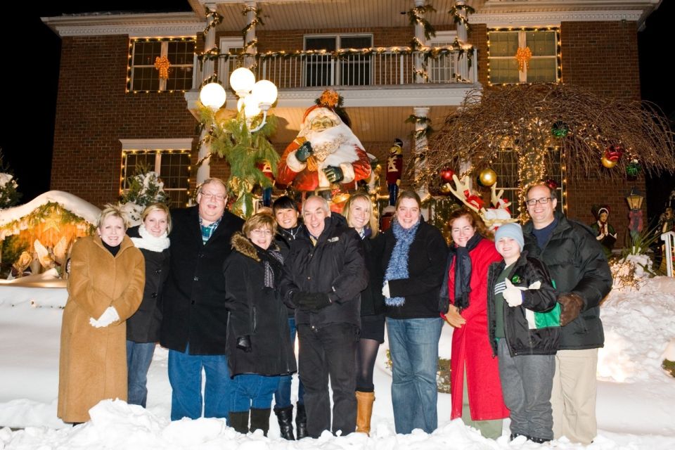 From Manhattan: 4-Hour Christmas Lights Luxury Bus Tour - Chelsea, Meatpacking, and the West Side Highway Stops