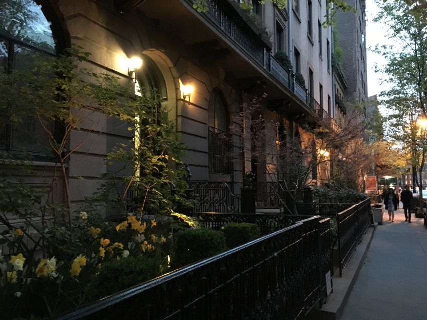 Greenwich Village Ghost Tour - Washington Square Park and the Hanging Tree: where the night starts creeping