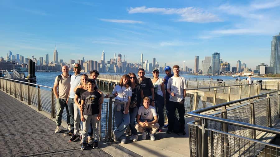Guided tour in French of Brooklyn Bushwick and Williamsburg - From murals to subway: how the Bedford Street transfer shapes the day