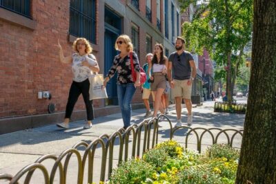 Guided tour of SoHo, Greenwich Village and Meatpacking District in French - SoHo Up Close: Cast-Iron Balconies, Exterior Staircases, Fashion