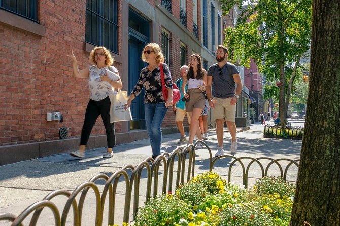Guided tour of SoHo, Greenwich Village and Meatpacking District in French - SoHo Up Close: Cast-Iron Balconies, Exterior Staircases, Fashion
