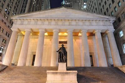 Guided Tour (with Audio) Hamilton Musical in Lower Manhattan NYC - Stop 1: Bowling Green and the Mad King George III + Evacuation Day Moment (5 minutes)