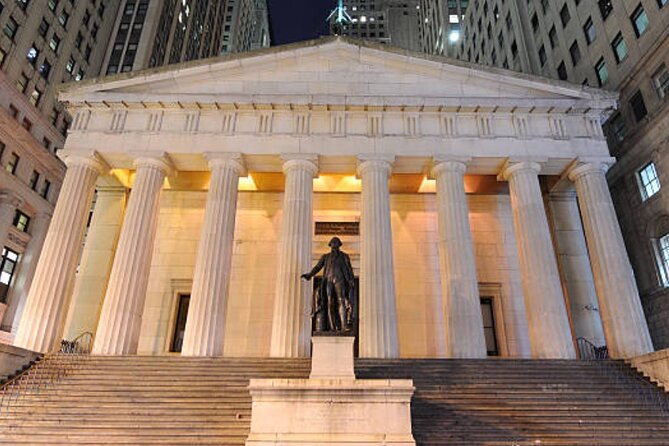 Guided Tour (with Audio) Hamilton Musical in Lower Manhattan NYC - Stop 1: Bowling Green and the Mad King George III + Evacuation Day Moment (5 minutes)