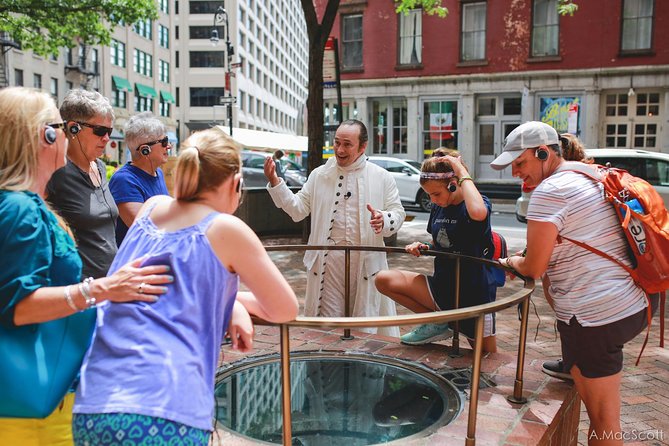 Hamilton Live! Walking Tour in lower Manhattan - Start at Centre St, finish at Trinity Church, and keep your guide in character