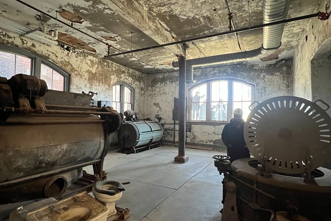 Hard Hat Tour of the Abandoned Ellis Island Hospital Complex - Who This Tour Is Perfect For (and Who Might Want Another Option)