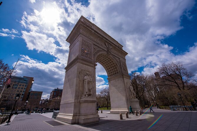 Immersive Murder Mystery in Manhattan - Scavenger Hunt Experience - Stop 1: Washington Square Park Audio Tour and First Clues