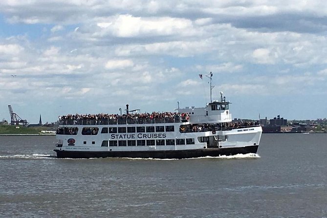 Lower Manhattan Tour with Statue of Liberty View - Guide quality makes or breaks this kind of tour