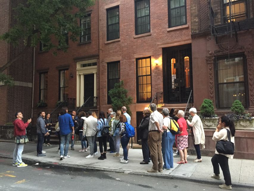 Luci e Ponti di New York- Night Tour in Italiano - Dumbo After Dark: Cobblestones, Old Warehouses, and a Different Energy