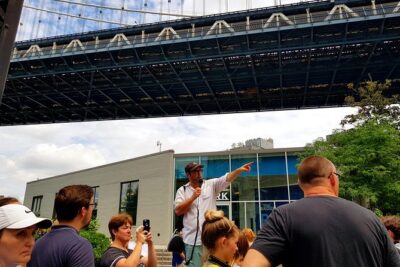 Manhattan to Brooklyn NYC Walking Tour: Brooklyn Bridge and Dumbo in Spanish - Key takeaways