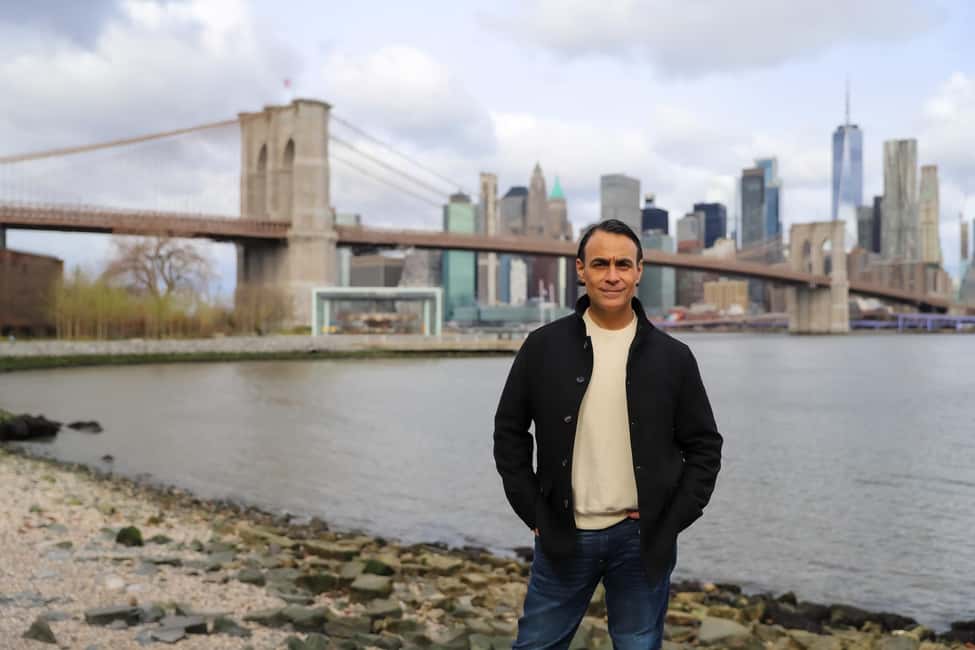 New York: 1-hour Photoshoot in Iconic Locations - Central Park and Pier-area swings: when “NYC” turns into green-and-sun