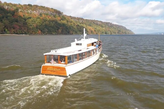 New York Afternoon Fall Foliage Cruise with Lunch - Grand Palisades cliffs: when the scenery turns dramatic