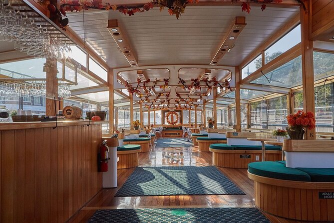 New York Afternoon Fall Foliage Cruise with Lunch - Comfort and photo time: how to enjoy deck views without rushing
