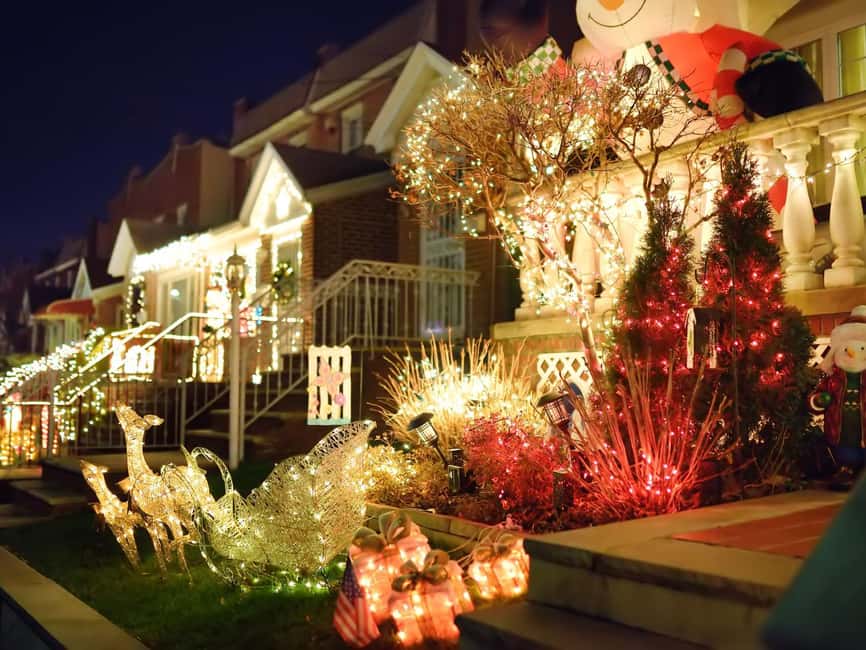 New York Christmas Lights Tour by BUS - Dumbo skyline stop: Manhattan, Brooklyn Bridge, and a not-to-miss photo moment
