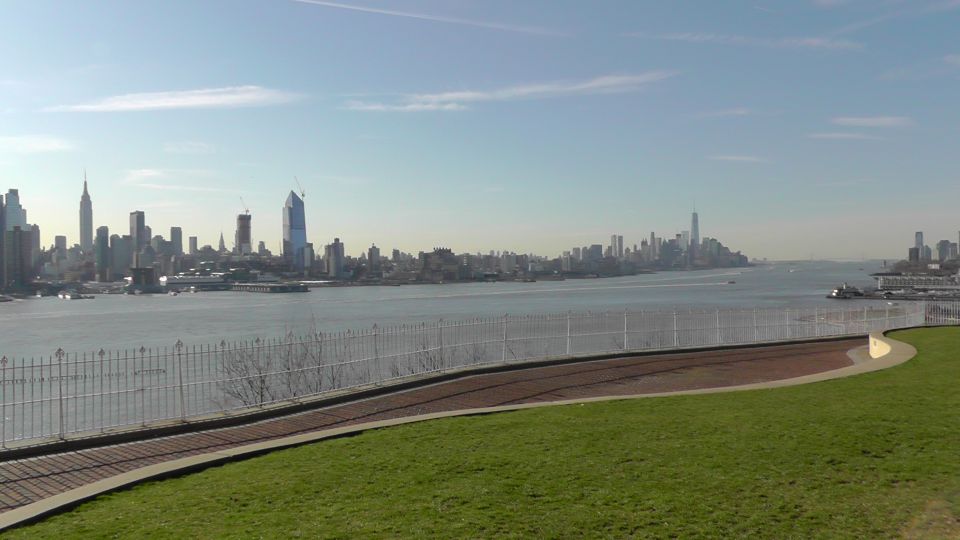 New York City: Brooklyn, Queens and Bronx Tour in Spanish - Crossing Whitestone Bridge into Queens: Malba and the feel of East River living