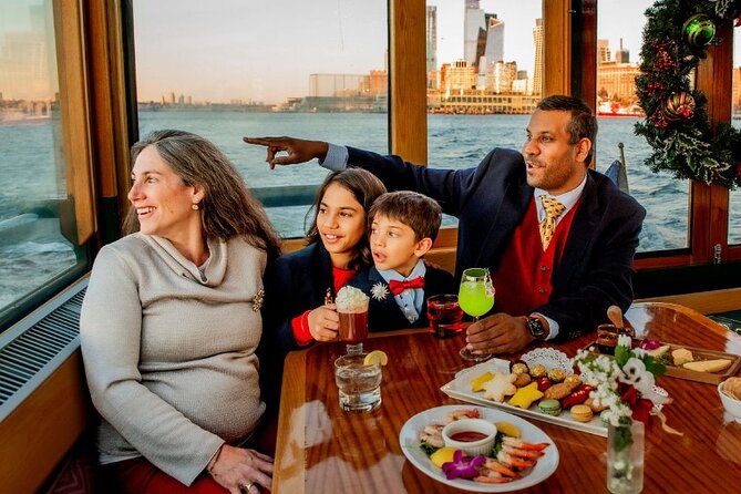 New York City Christmas Holiday Statue and Skyline Cocoa Cruise - Yacht Manhattan Comfort: What Seating Feels Like