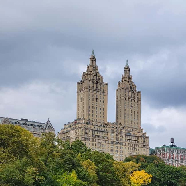 New York City: Gossip Girl Private Tour in Manhattan - The MET steps and museum-adjacent magic