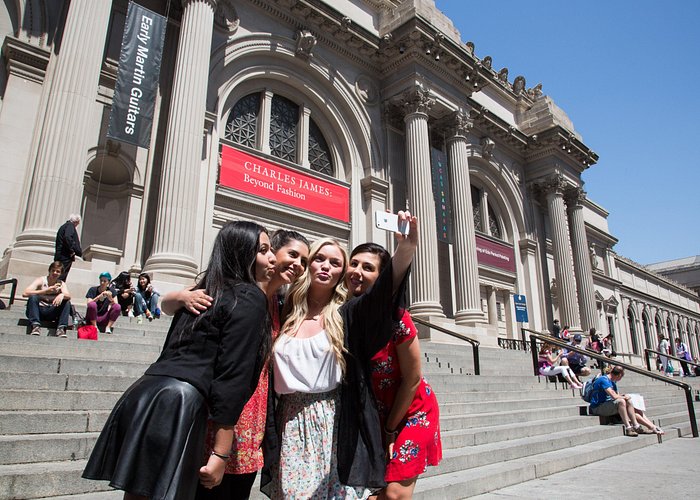 New York City Gossip Girl TV Show Sites Bus Tour - Constance Billard-St. Jude’s and the “Serena moment” theater