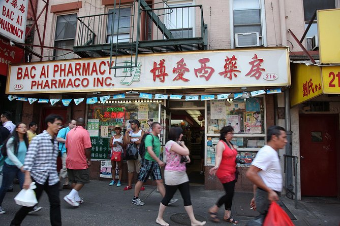 New York City Sightseeing Tour by Coach - Little Italy and Chinatown: short walks for street-life photos
