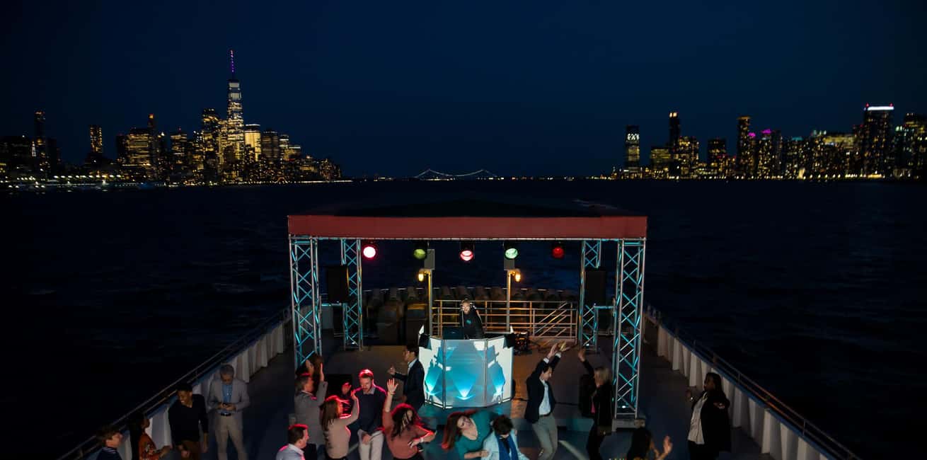 New York City: Sip 'N Groove Evening Cruise with Live DJ - Midtown-to-Lower Manhattan: The Skyline Time Window You Don’t Get on Foot