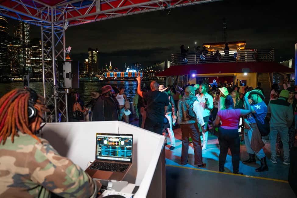 New York City: Sip 'N Groove Evening Cruise with Live DJ - Passing Under the Bridges: Brooklyn, Manhattan, and Williamsburg Up Close