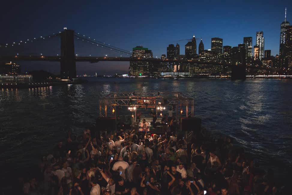 New York City: Sip 'N Groove Evening Cruise with Live DJ - The Statue of Liberty Finale: The Big Payoff Moment